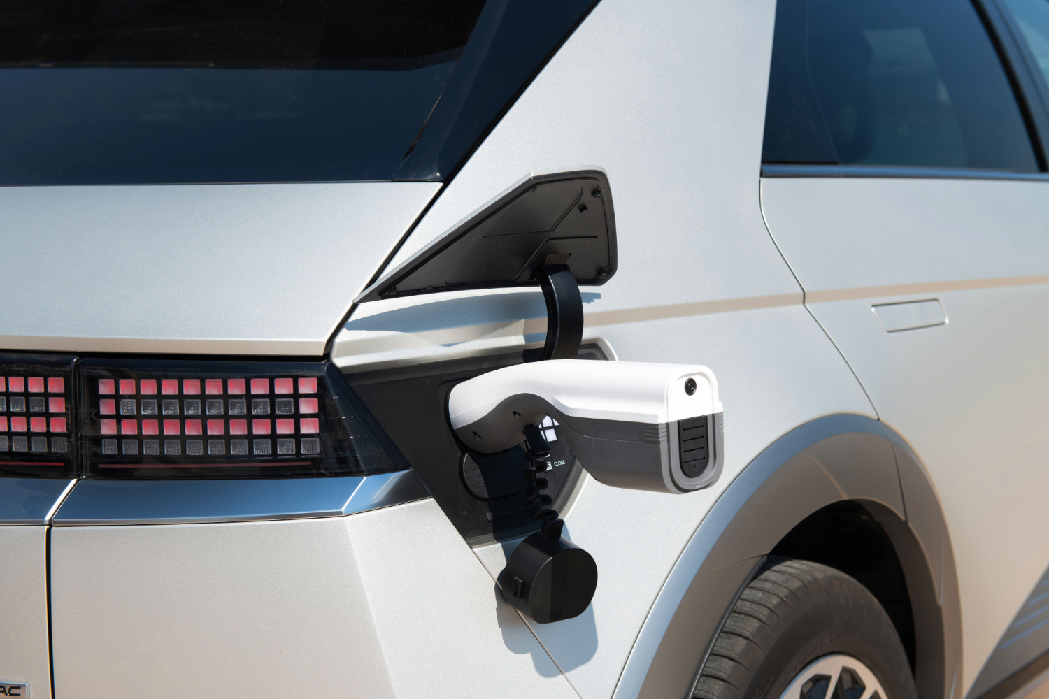 Ausschnitt eines Hyundai Autos mit Ladehahn