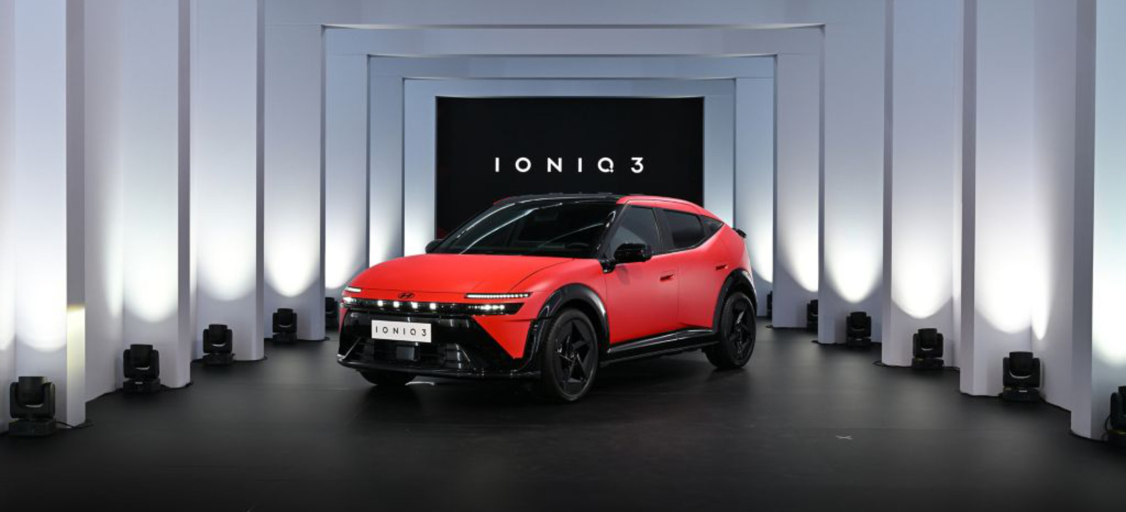 Ein rote Hyundai IONIQ 3