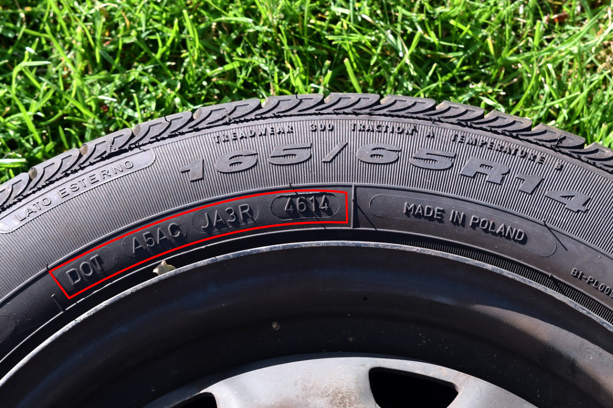 DOT-Nummer auf dem Reifen sichtbar