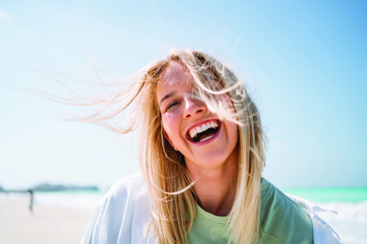 Vogelperspektive: ein Hyundai fährt entlang einer Küste 