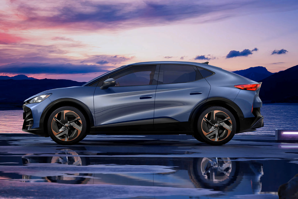 blaue cupra tavascan