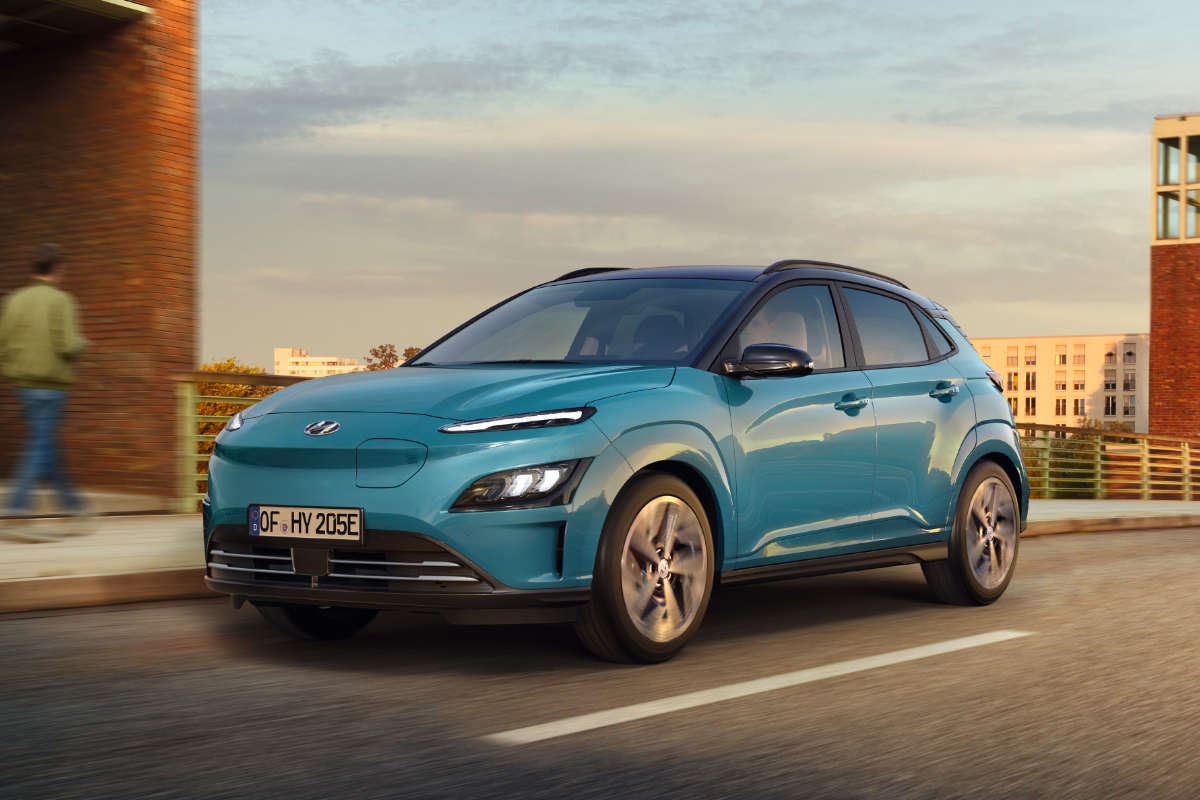 KONA Elektro faehrt durch die Stadt