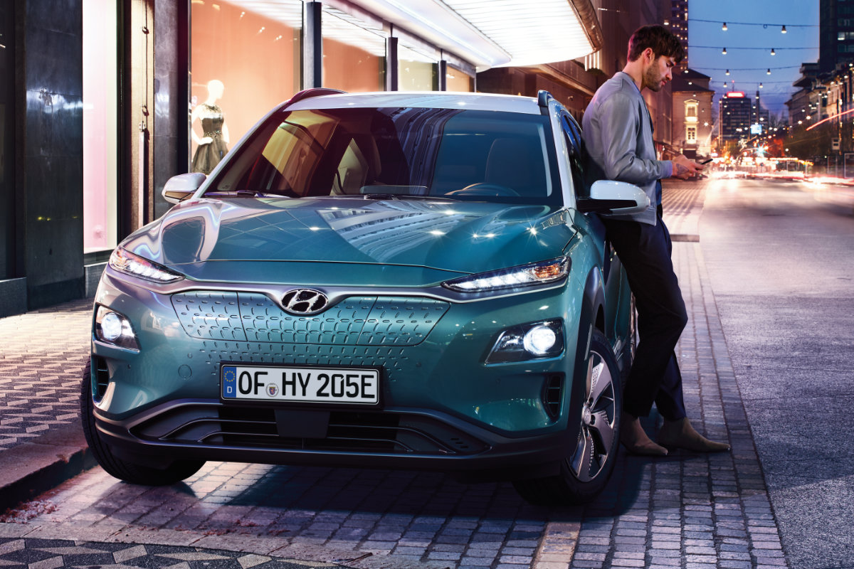 KONA Elektro parkt in der Stadt