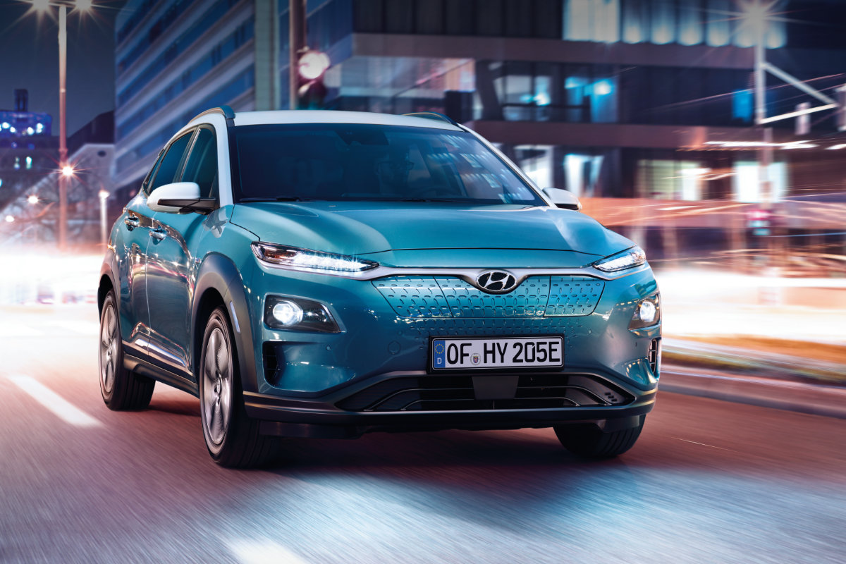 KONA Elektro faehrt durch die Stadt