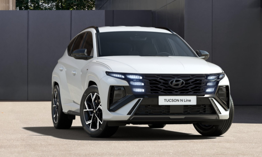 Weiße Hyundai Tucson vor Garaje