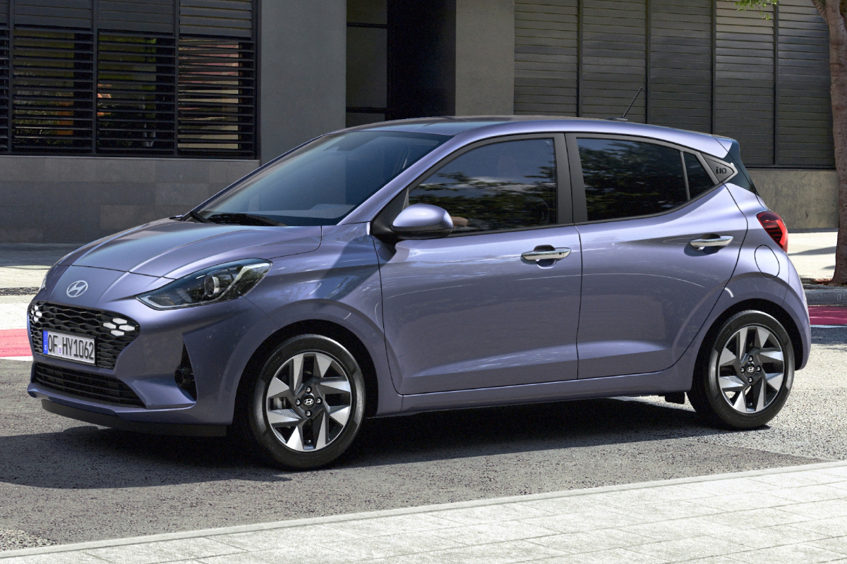 Ein lilafarbener Hyundai i10 vor Gebäude