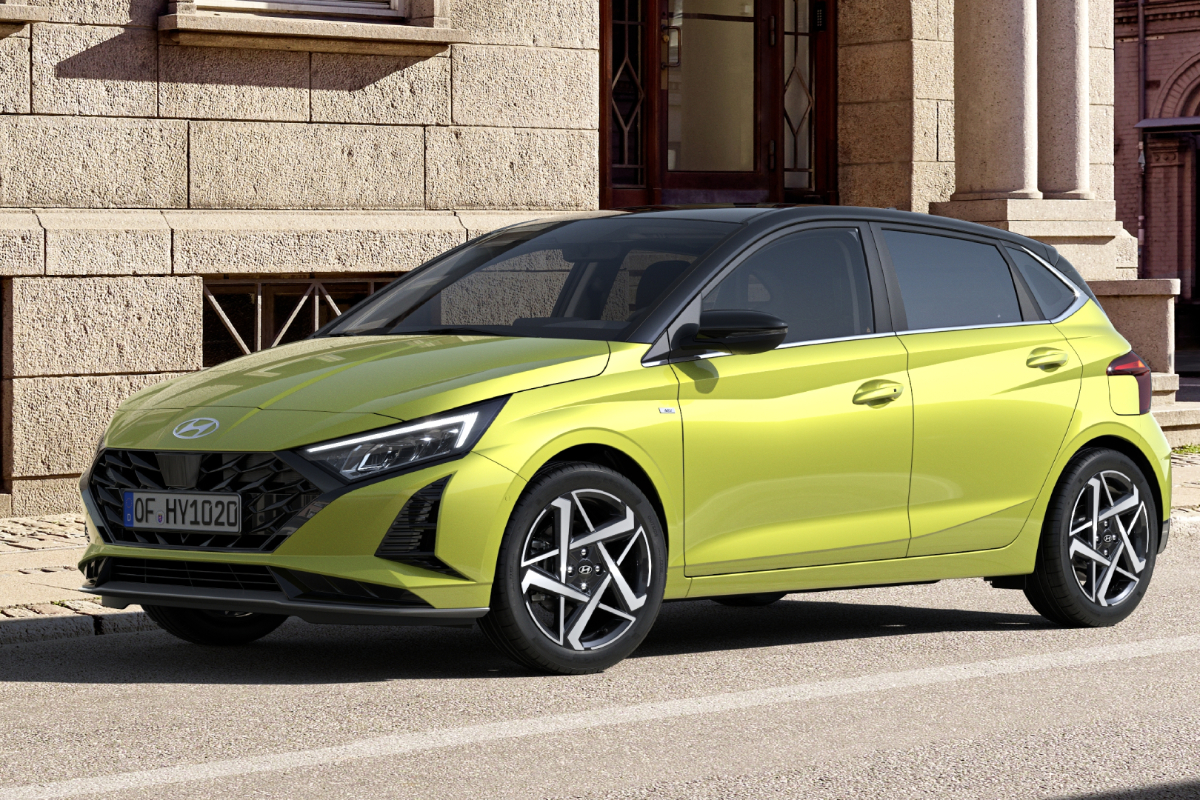 Ein grüner Hyundai i20 steht vor Gebäude