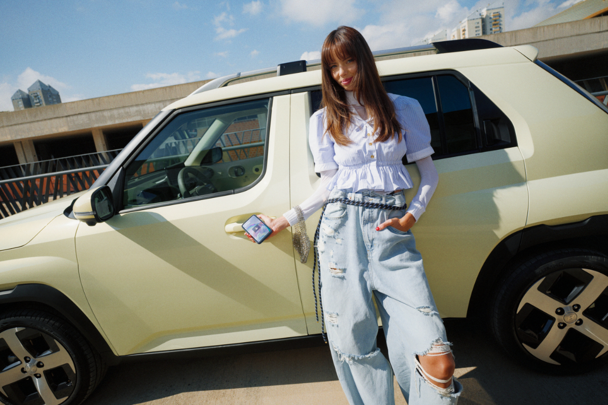 junge Frau lehnt sich an den Inster an