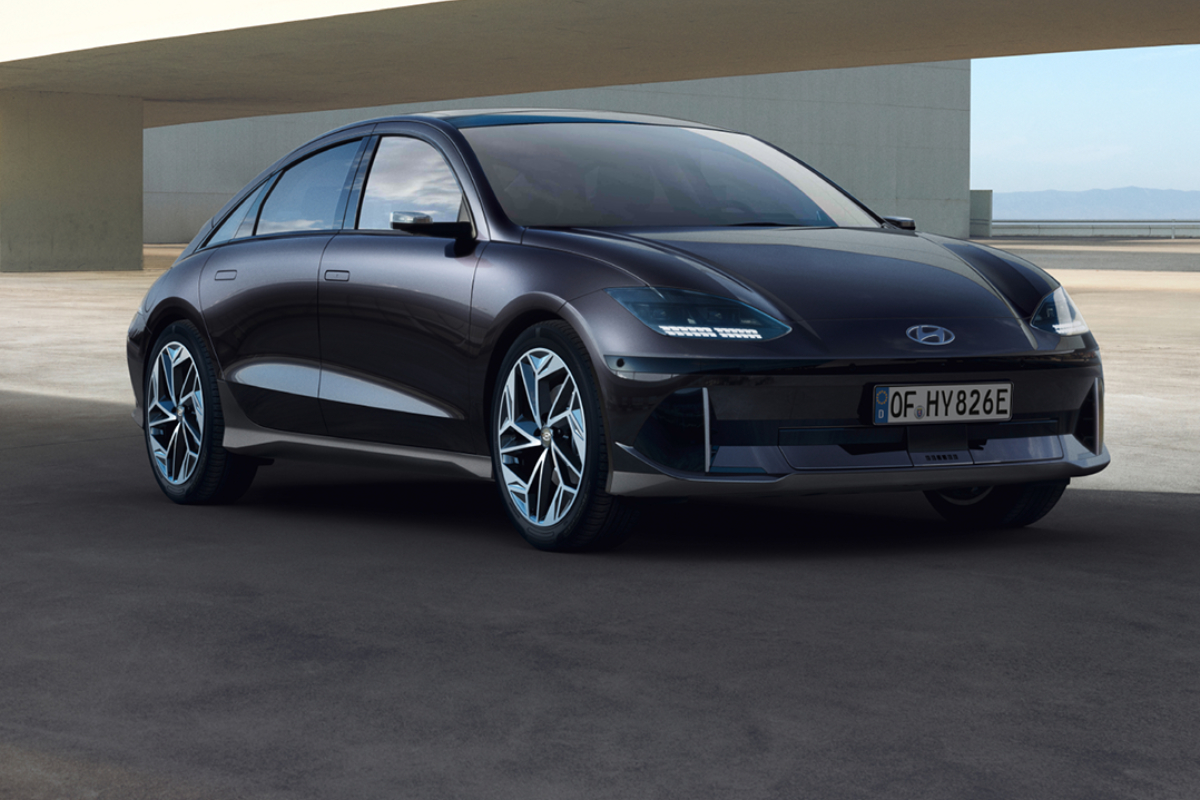 schwarzer Hyundai IONIQ 6 von der Seite