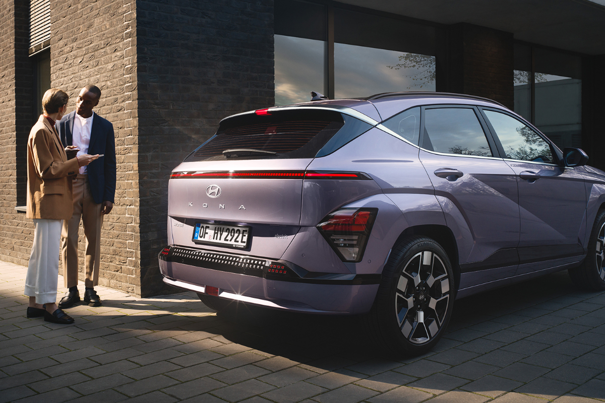 lilafarbener Hyundai Kona Elektro vor Gebäude 