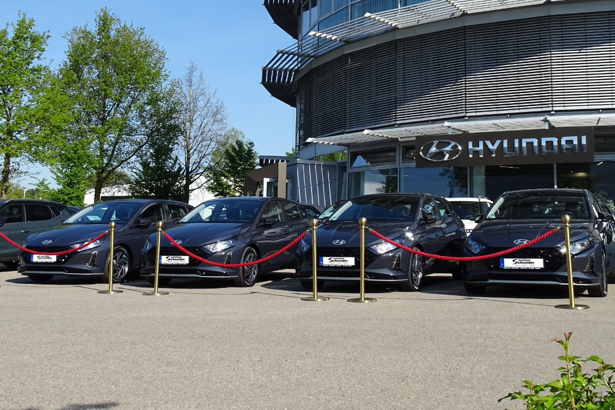 vier graue Hyundai vor dem Autohaus