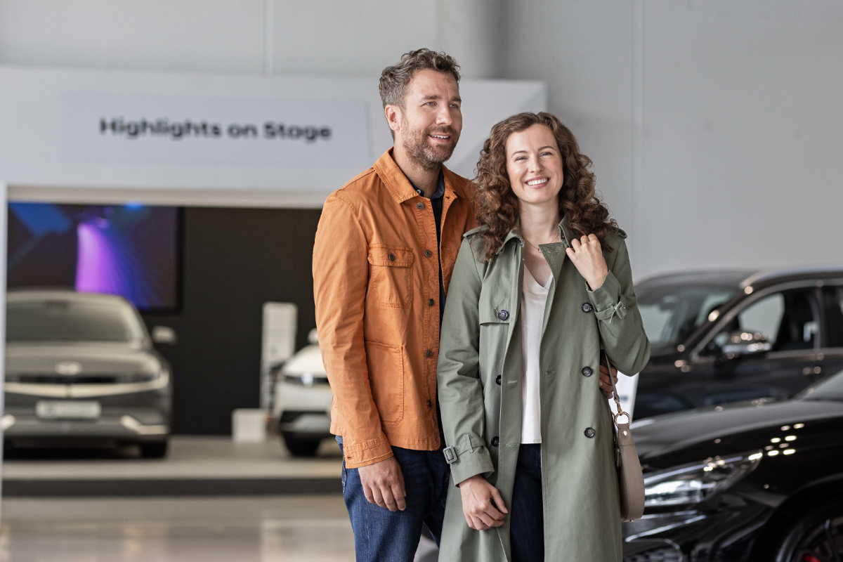 Ein Paar steht in einem Autohaus