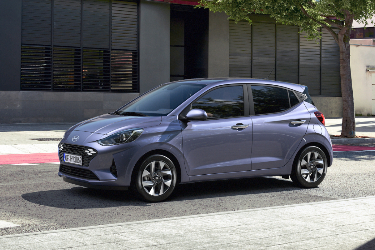 lilafarbener  Hyundai Tucson vor Gebäude