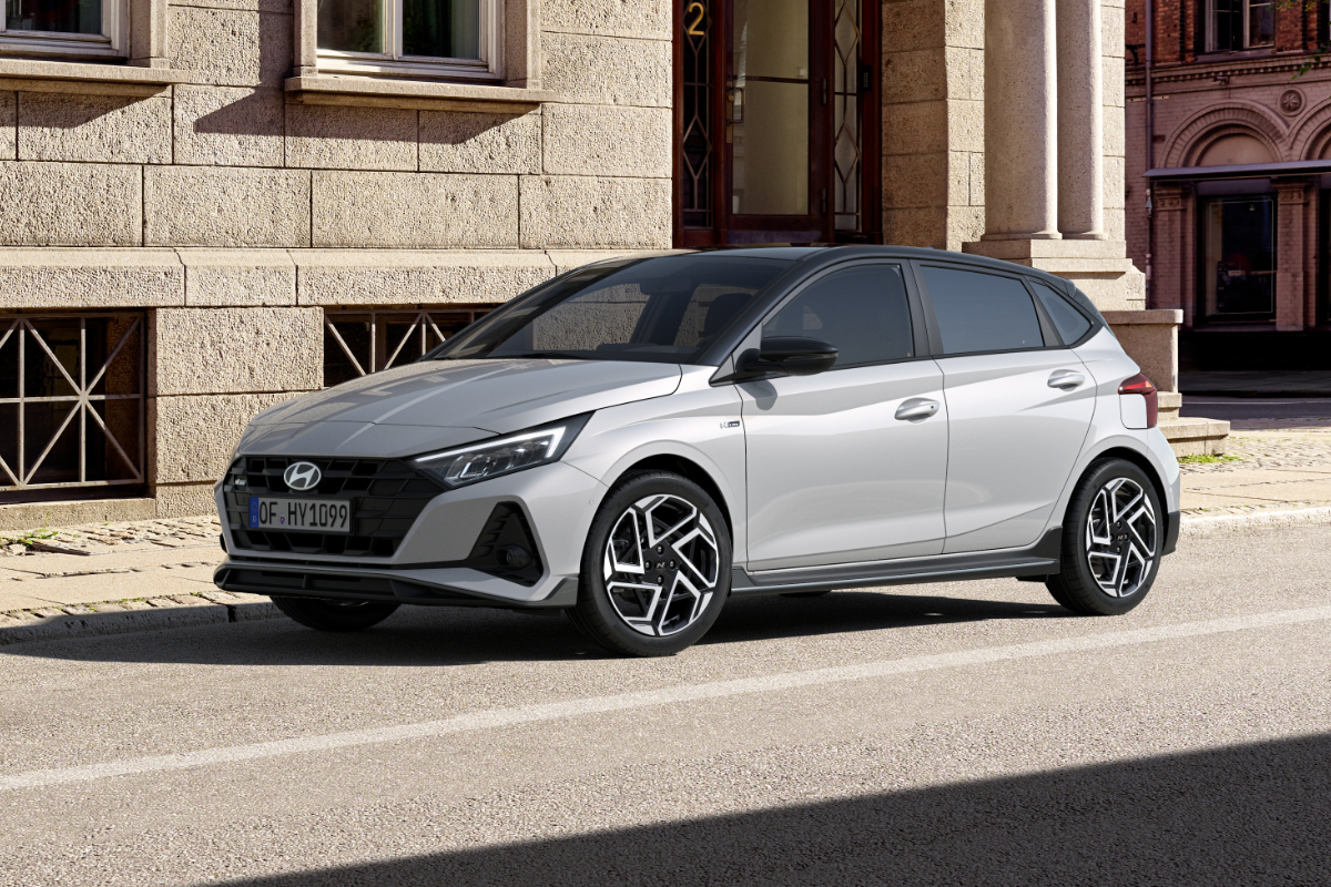 Hyundai i20 von vorne auf der Straße