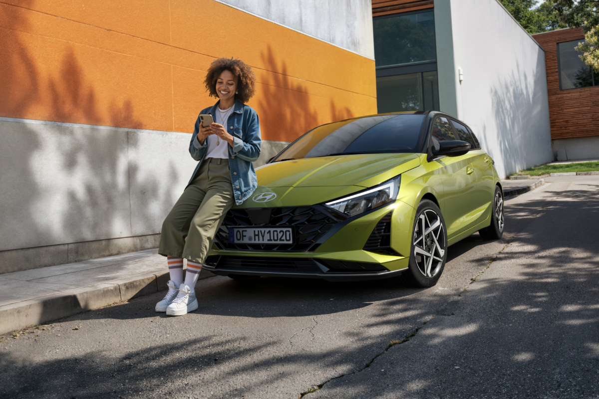 Hyundai i20 vor Gebäude