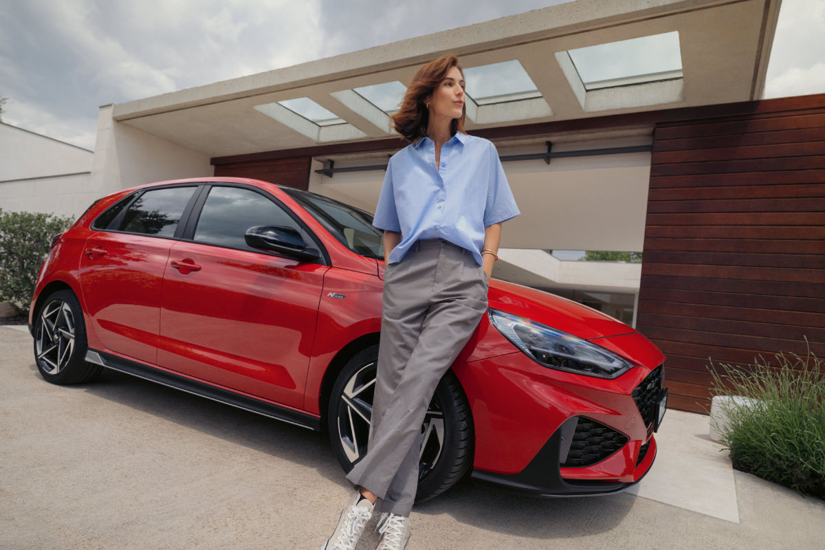 roter Hyundai i30 vor Gebäude