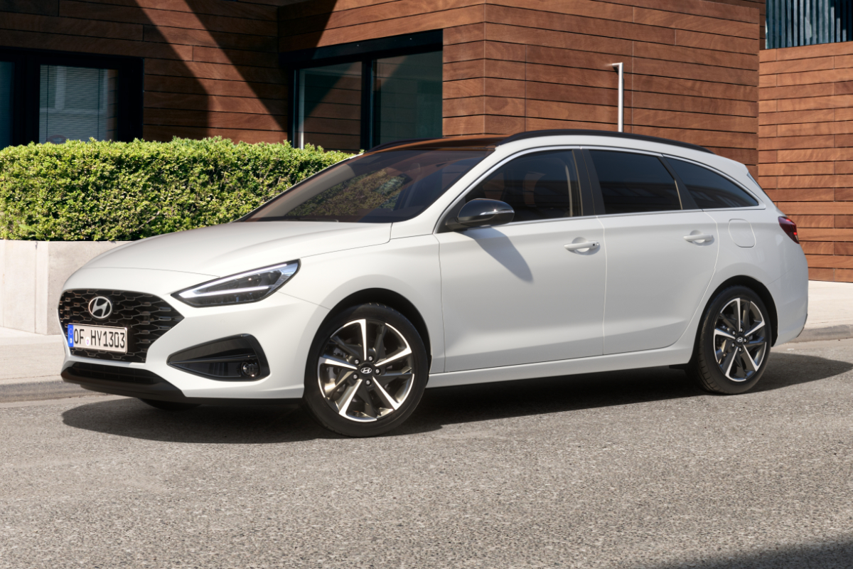 weiße Hyundai i30 vor Gebäude