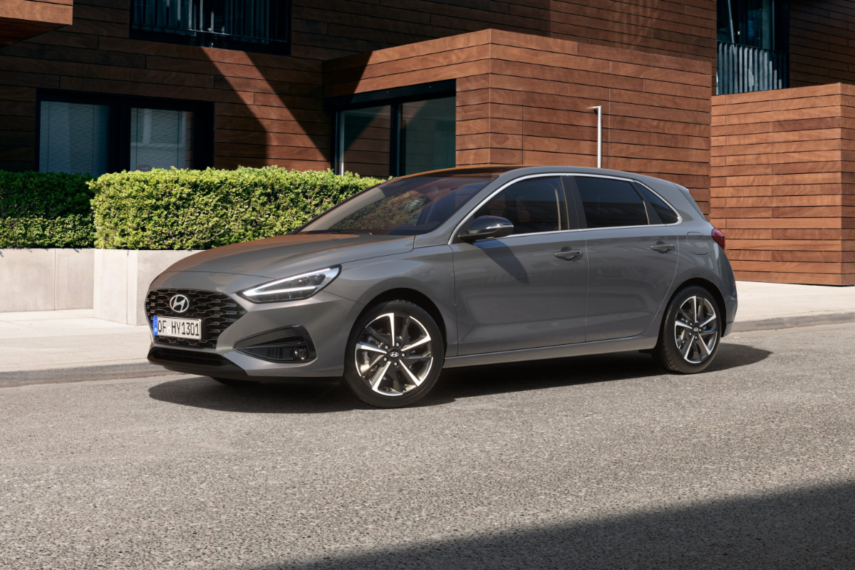 roter Hyundai i30 Advantage vor Gebäude
