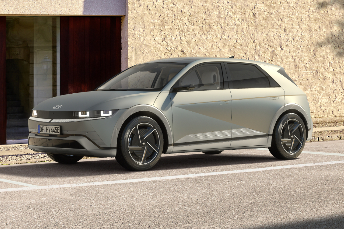 grauer Hyundai ioniq-5 vor Gebäude