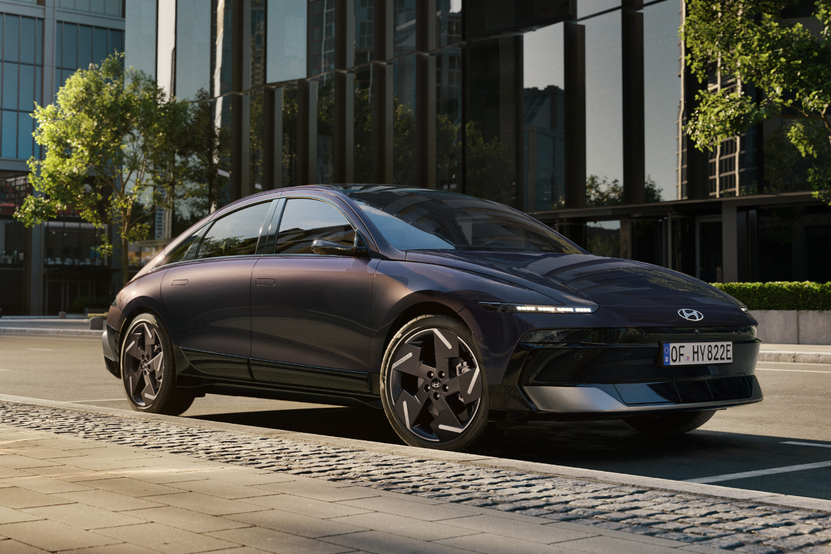 schwartze Hyundai ioniq-6 vor Gebäude