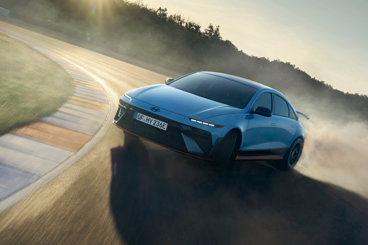 Ein blauer Hyundai IONIQ 6 N driftet sportlich über eine Rennstrecke.