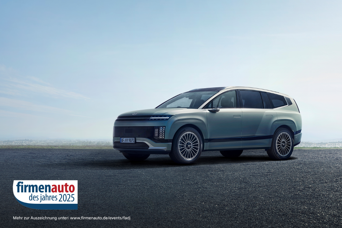 Ein grüner Hyundai Ioniq 9 steht vor Gebäude