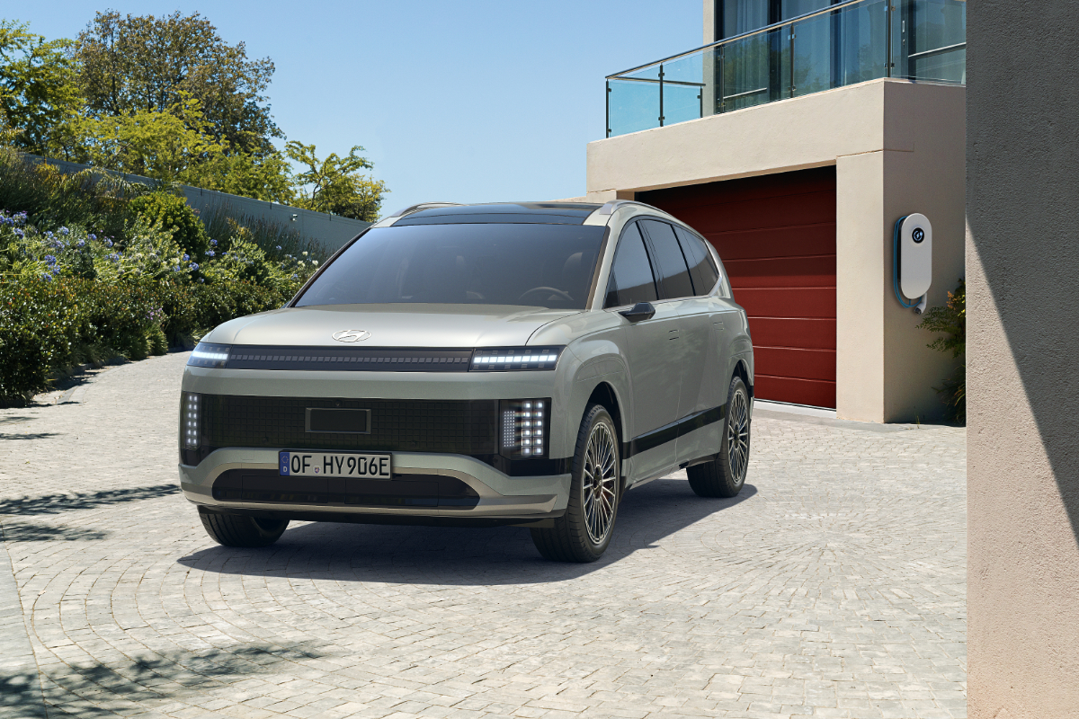 Ein grüner Hyundai Ioniq 9 steht vor Gebäude