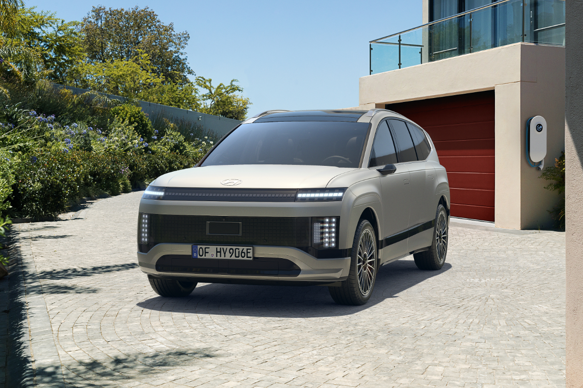 grauer Hyundai ioniq-9 vor Gebäude