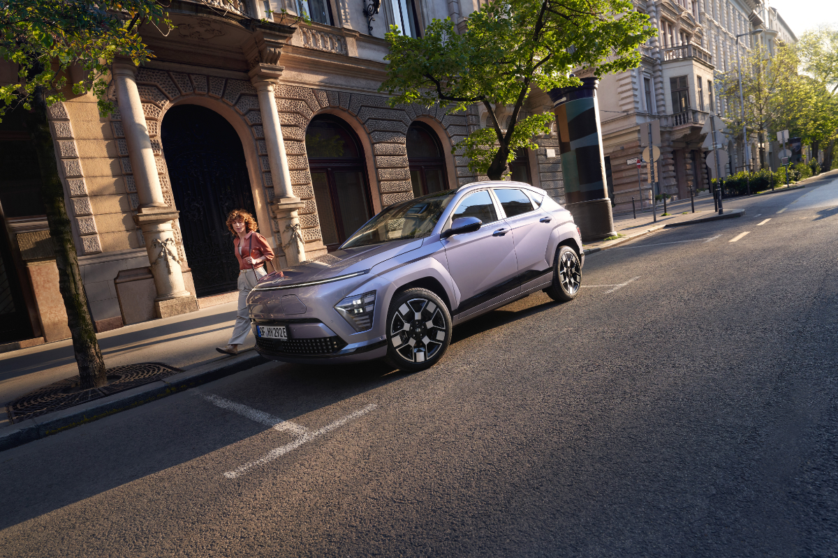 lilafarbener Hyundai KONA Elektro Select auf der Straße