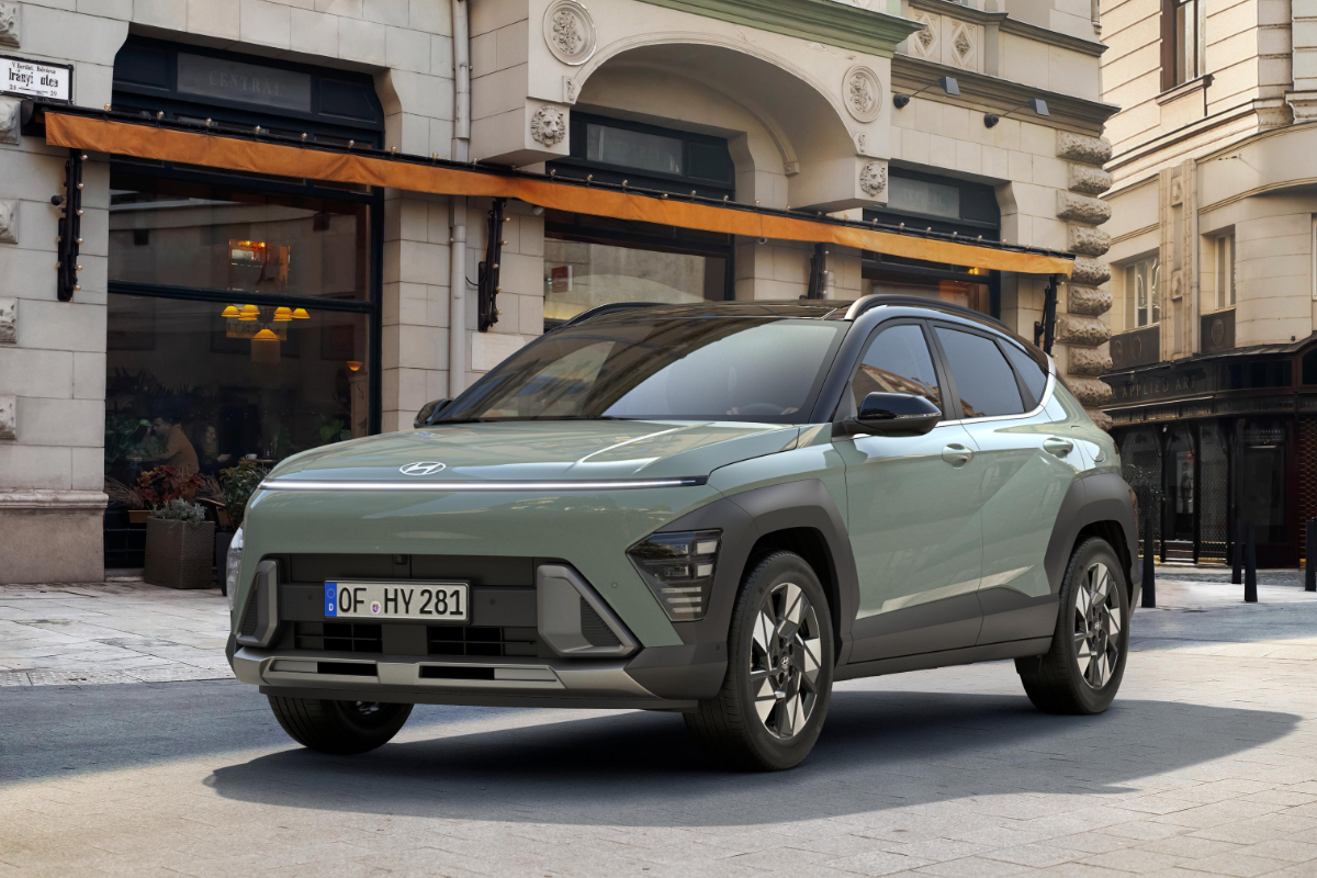 grüner Hyundai Kona am Parkplatz in der Stadt