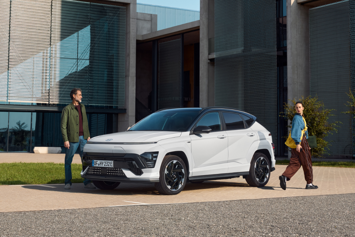 Weiße Hyundai KONA vor Gebäude
