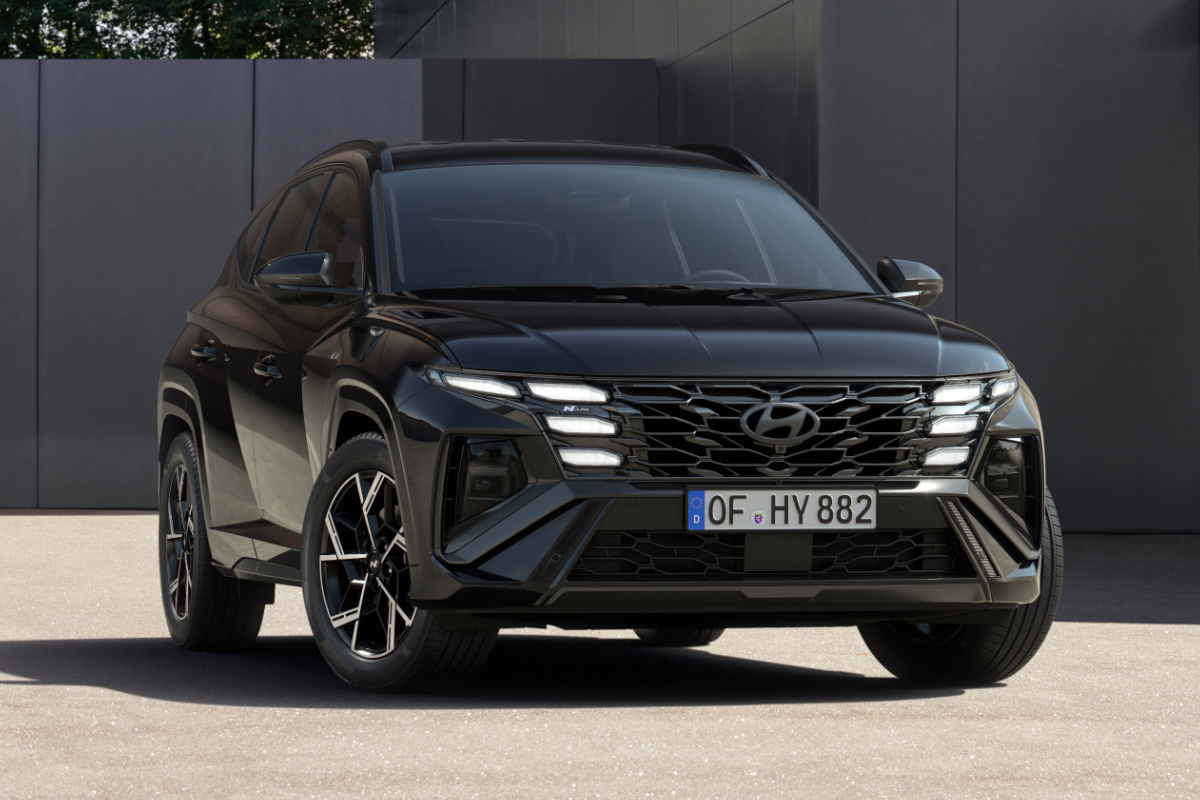 Ein grüner Hyundai Tucson steht vor Gebäude