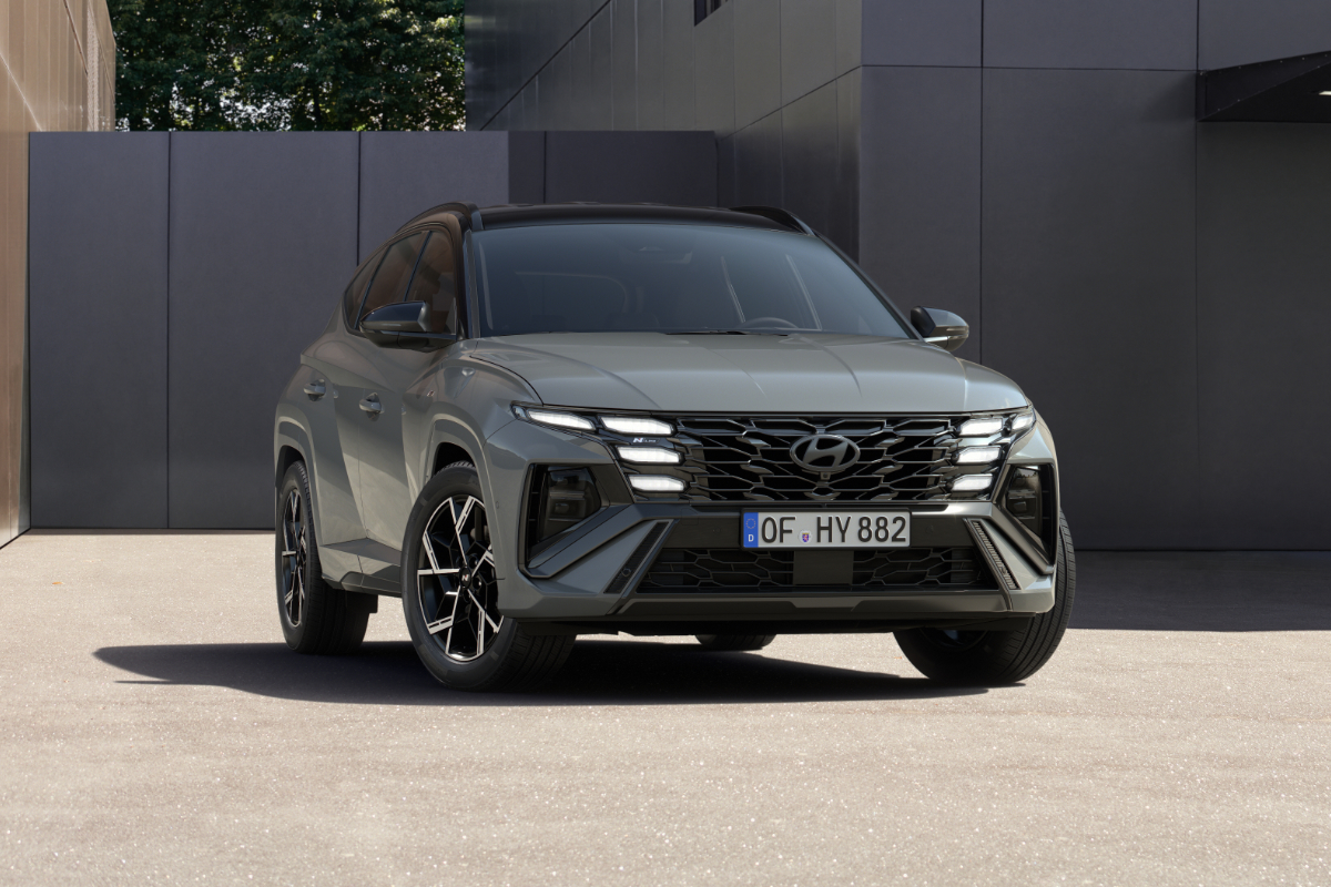 grauer Hyundai TUCSON Plug-In-Hybrid vor Garage
