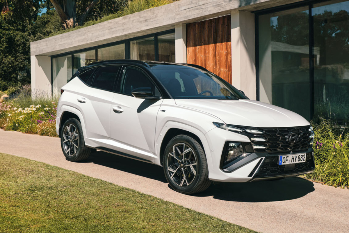 Ein grüner Hyundai Tucson steht vor Gebäude